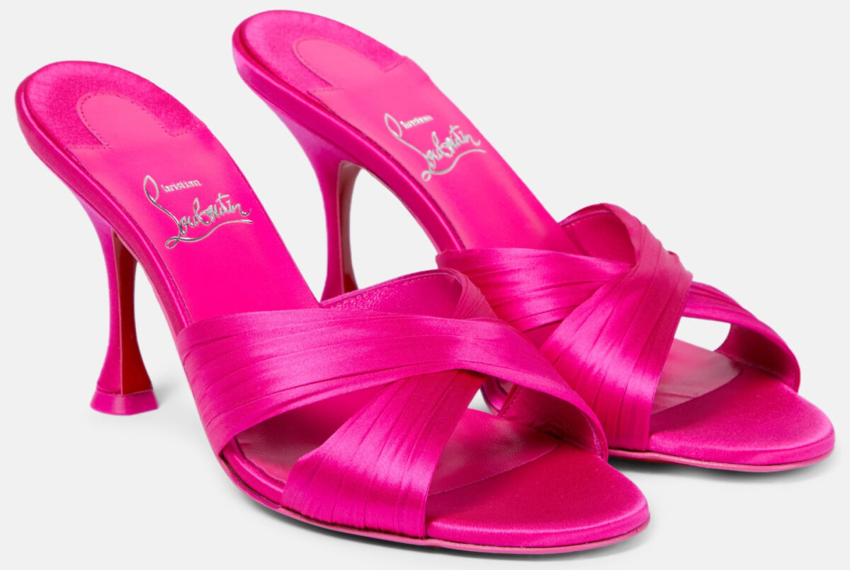 Lasciatevi conquistare dall’eleganza senza tempo di queste mules con tacco…