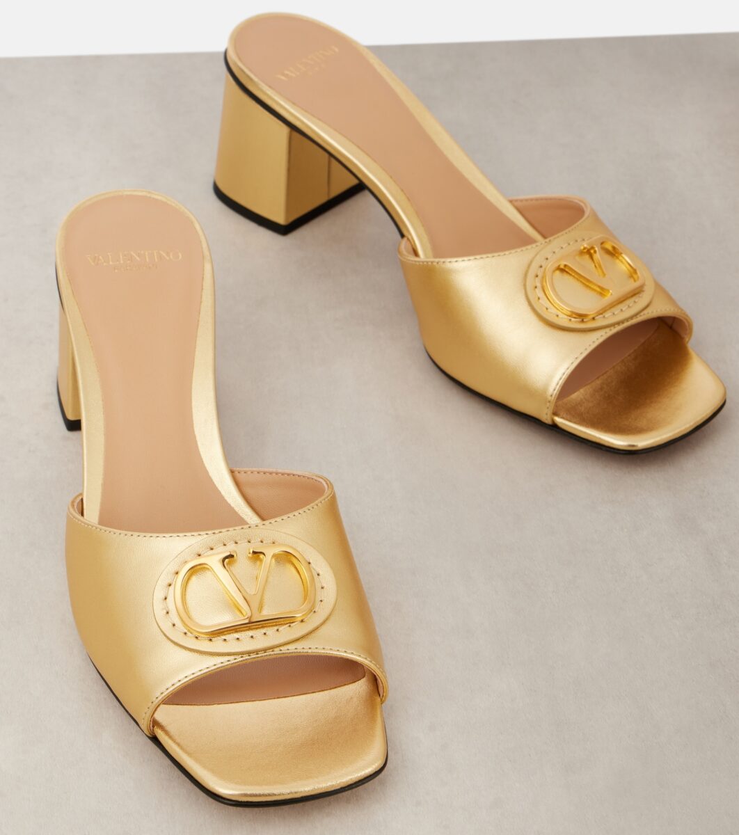 Lasciatevi conquistare dall’eleganza senza tempo di queste mules con tacco…