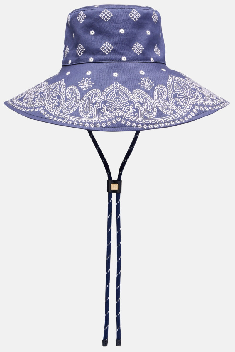 I cappelli con lacci sotto il collo che daranno una svolta a tutti i look estivi