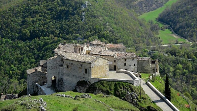 Lo chiamano il piccolo Tibet delle Marche, un borgo che vale la pena visitare