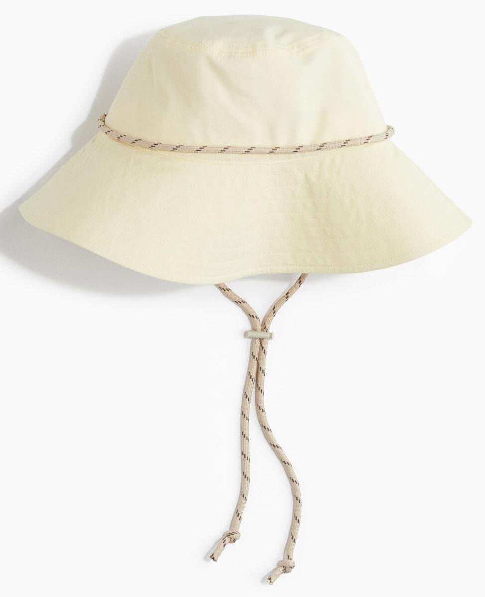 I cappelli con lacci sotto il collo che daranno una svolta a tutti i look estivi