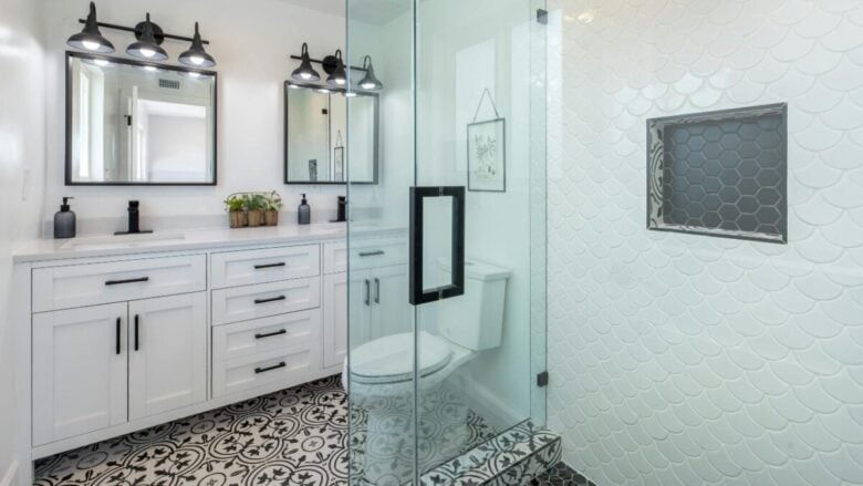 Bagno senza finestre? Idee e soluzioni per un ambiente luminoso e accogliente