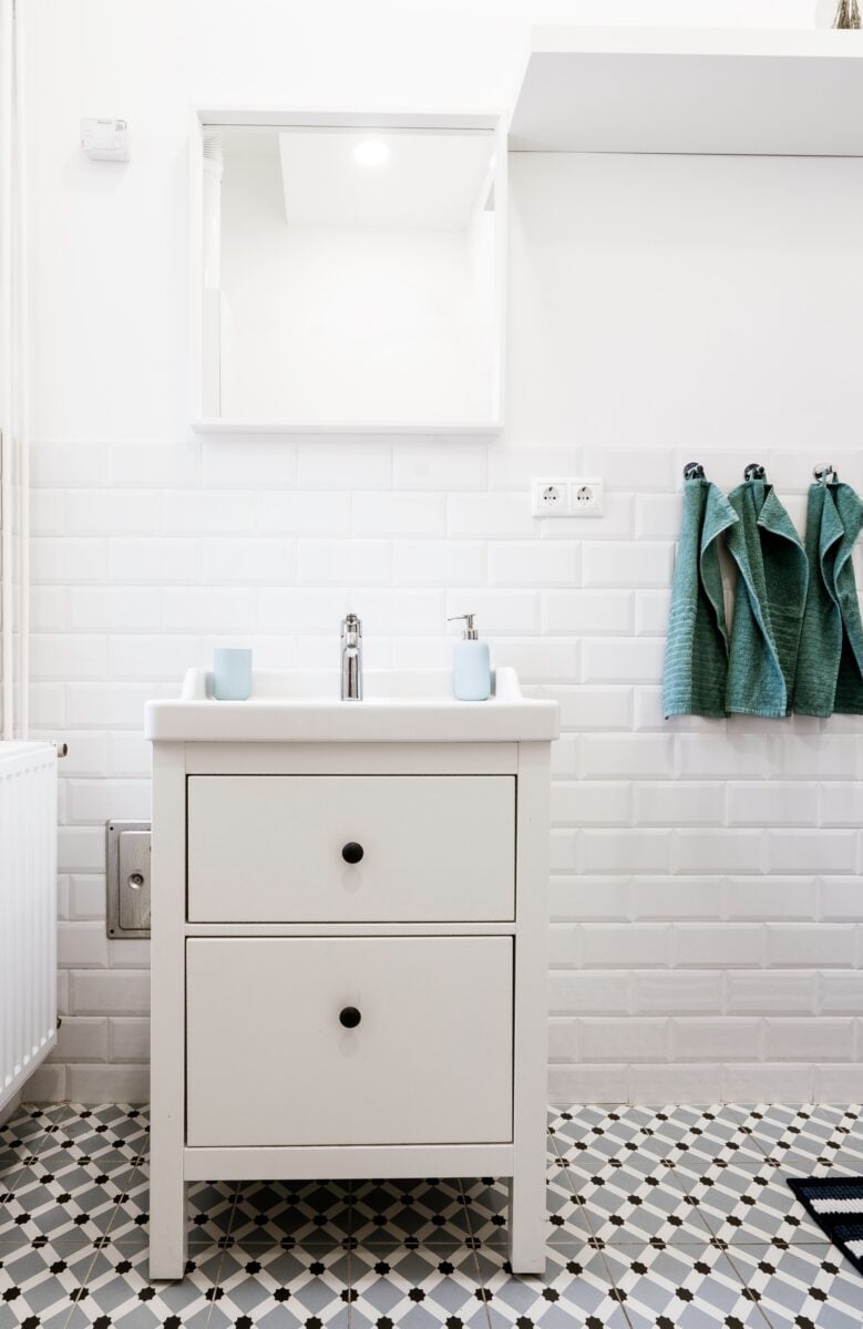 Come arredare al meglio il bagno di servizio: idee per renderlo pratico e accogliente Come arredare al meglio il bagno di servizio: idee per renderlo pratico e accogliente