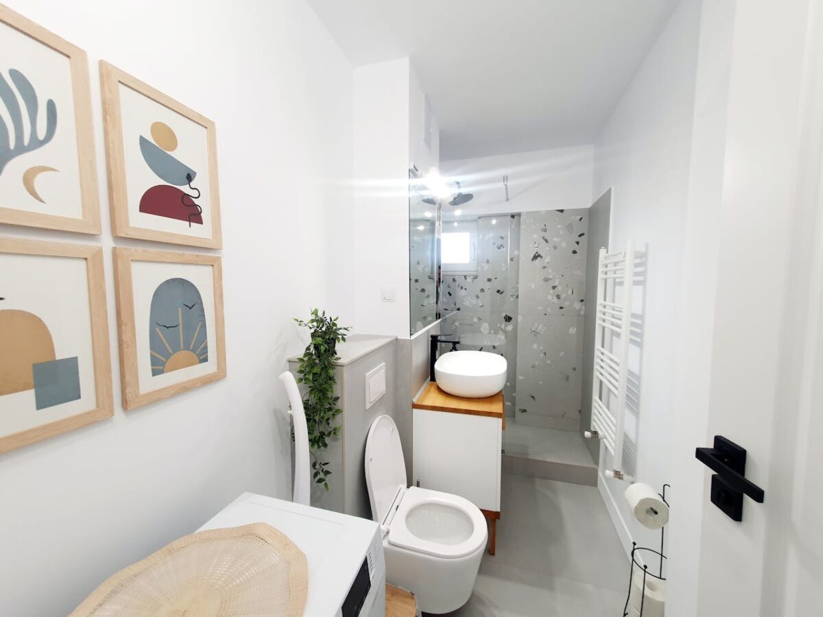 Come arredare al meglio il bagno di servizio: idee per renderlo pratico e accogliente Come arredare al meglio il bagno di servizio: idee per renderlo pratico e accogliente
