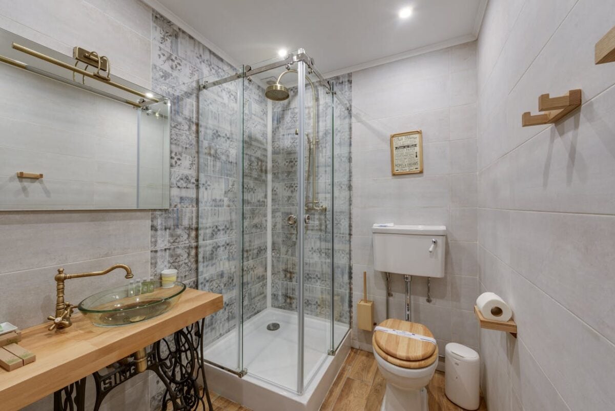 Bagno senza finestre? Idee e soluzioni per un ambiente luminoso e accogliente