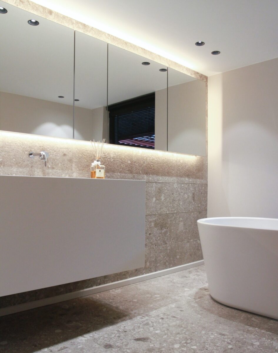 Bagno senza finestre? Idee e soluzioni per un ambiente luminoso e accogliente