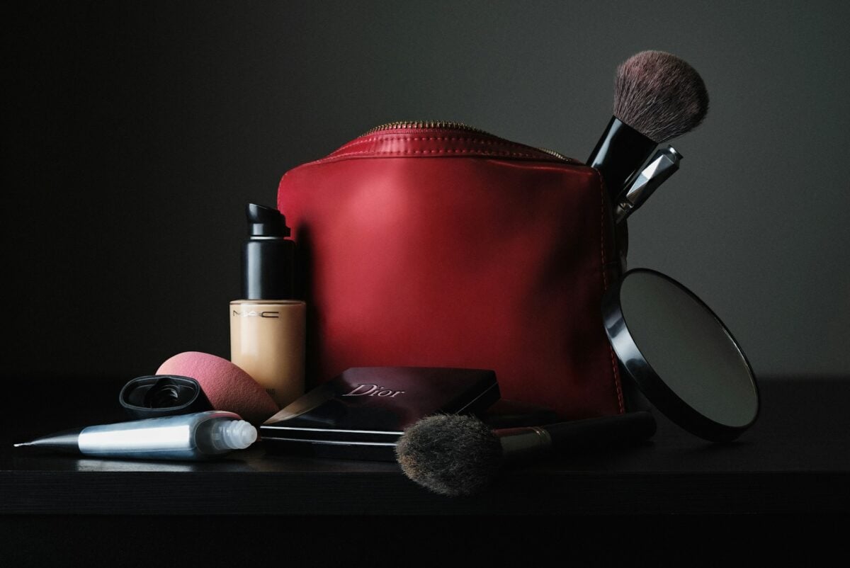 Organizzare i cosmetici in bagno: soluzioni eleganti e pratiche per tenere in ordine i tuoi prodotti