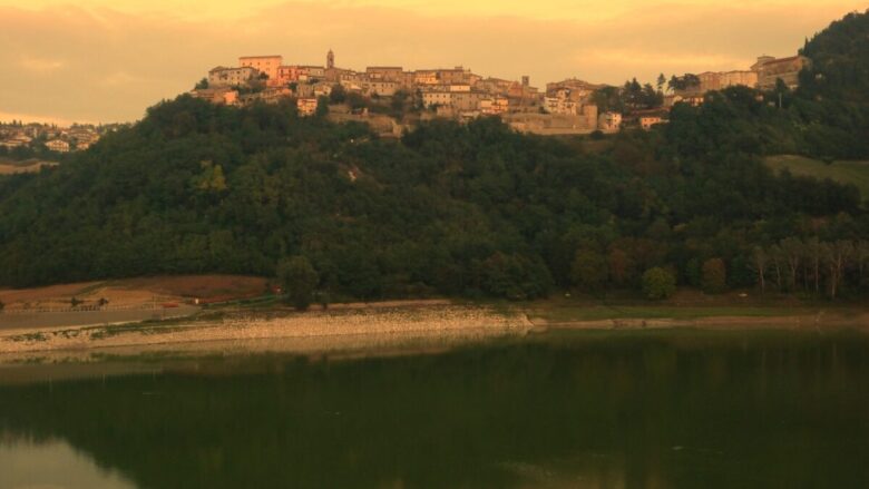 Questo borgo delle Marche e il suo lago sono la meta ideale per un weekend fuori città