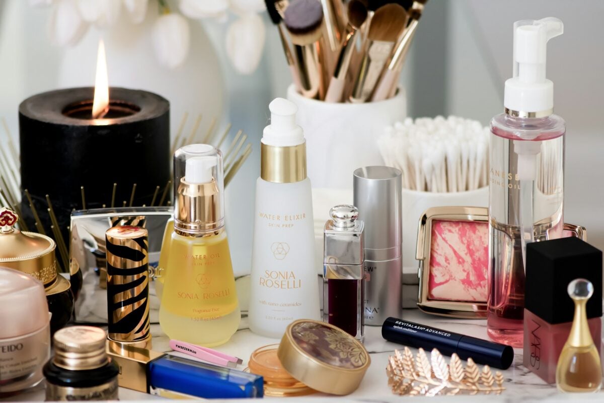 Organizzare i cosmetici in bagno: soluzioni eleganti e pratiche per tenere in ordine i tuoi prodotti