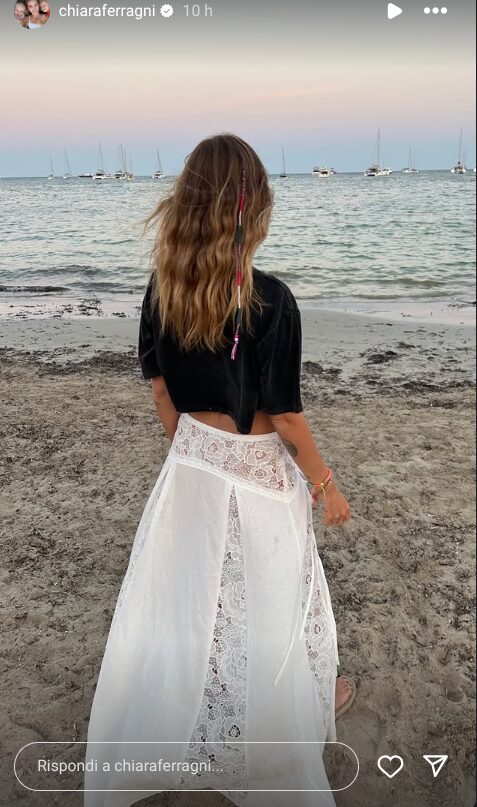 Il Look di Chiara Ferragni con gonna lunga in pizzo e print t-shirt è il mix&match di cui abbiamo bisogno quest’estate! FOTO Il Look di Chiara Ferragni con gonna lunga in pizzo e print t-shirt è il mix&match di cui abbiamo bisogno quest’estate! FOTO