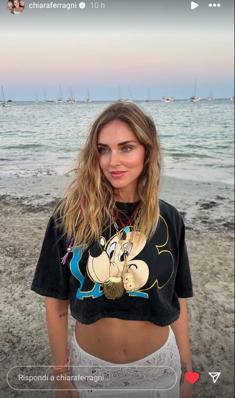 Il Look di Chiara Ferragni con gonna lunga in pizzo e print t-shirt è il mix&match di cui abbiamo bisogno quest’estate! FOTO Il Look di Chiara Ferragni con gonna lunga in pizzo e print t-shirt è il mix&match di cui abbiamo bisogno quest’estate! FOTO