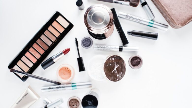 Organizzare i cosmetici in bagno: soluzioni eleganti e pratiche per tenere in ordine i tuoi prodotti