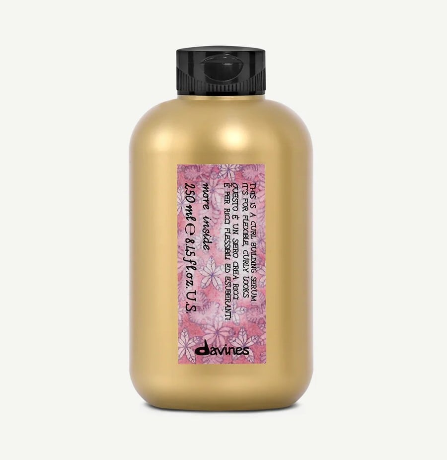 Capelli ricci in estate: i prodotti top per una chioma idratata, morbida e definita Capelli ricci in estate: i prodotti top per una chioma idratata, morbida e definita