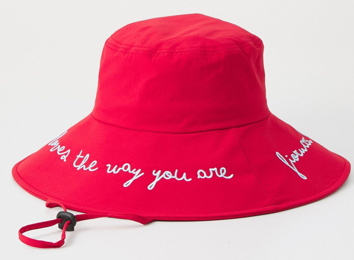 I cappelli con lacci sotto il collo che daranno una svolta a tutti i look estivi