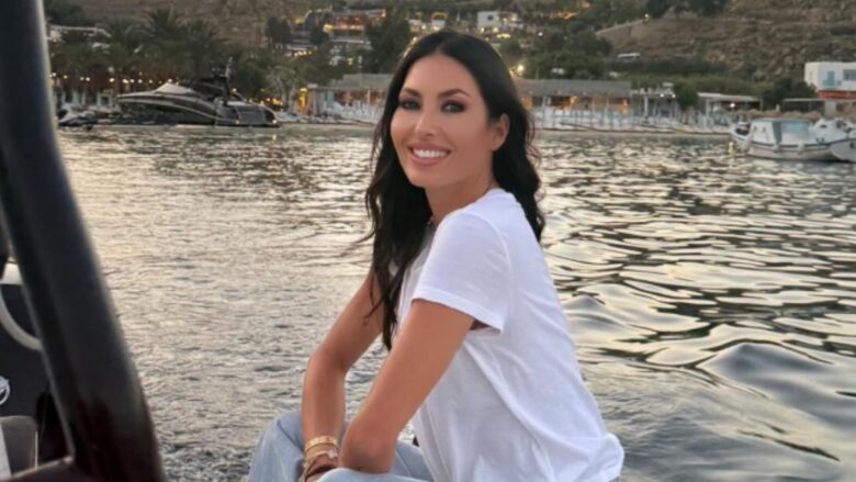 Il total Look in denim di Elisabetta Gregoraci è quello che devi avere per quest’estate: ecco quanto costa!