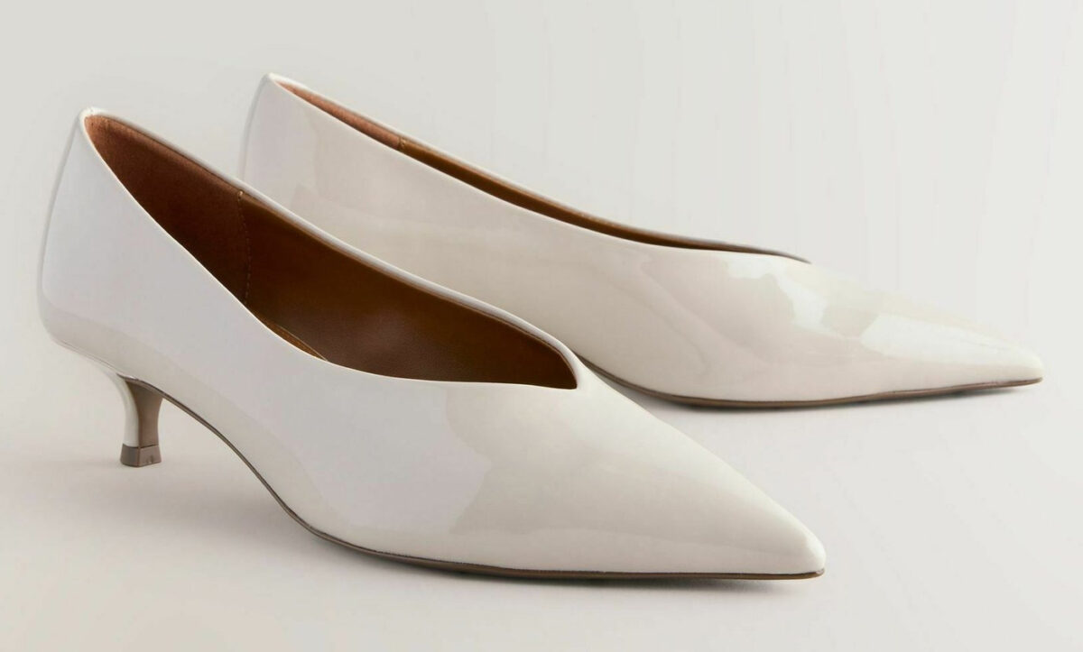 Sapevate che le décolleté bianche con tacco kitten sono il pezzo forte di stagione? Eleganti e comode! Sapevate che le décolleté bianche con tacco kitten sono il pezzo forte di stagione? Eleganti e comode!