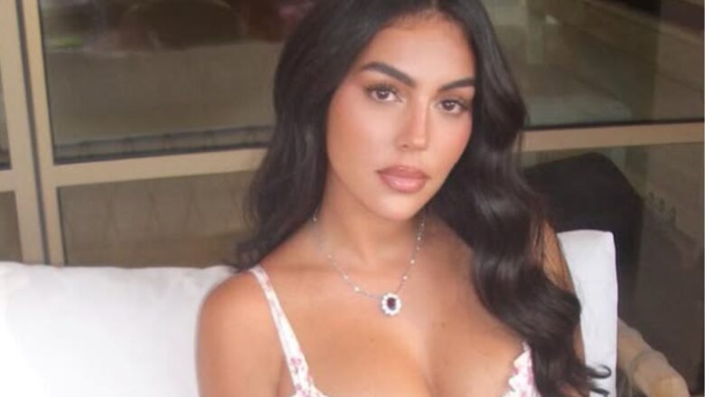 Georgina Rodriguez, nella sua collezione di it bag vanta un gioiello prezioso e super costoso: quanto costa la sua Chanel micro!