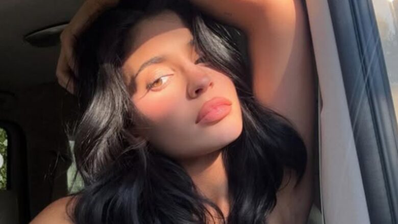 Kylie Jenner, come must have per l’estate 2025 sceglie un mini dress firmato Miu Miu che costa quasi 2000 euro!