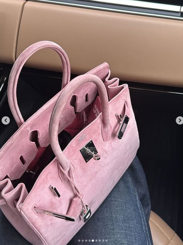 Kylie Jenner, nella sua collezione di it bag vanta una Birkin Hermès davvero unica al mondo: scoprila qui! Kylie Jenner, nella sua collezione di it bag vanta una Birkin Hermès davvero unica al mondo: scoprila qui!