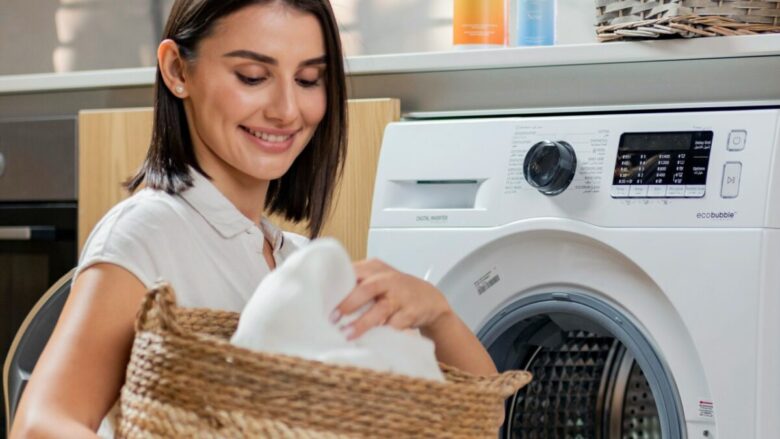 Addio ai cattivi odori: come pulire la lavatrice in modo efficace