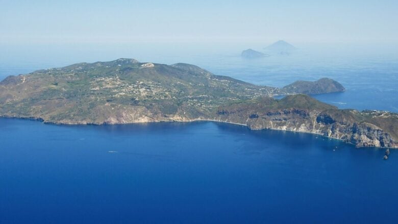Ecco la bellissima Lipari, una perla del Mediterraneo da scoprire questa estate…