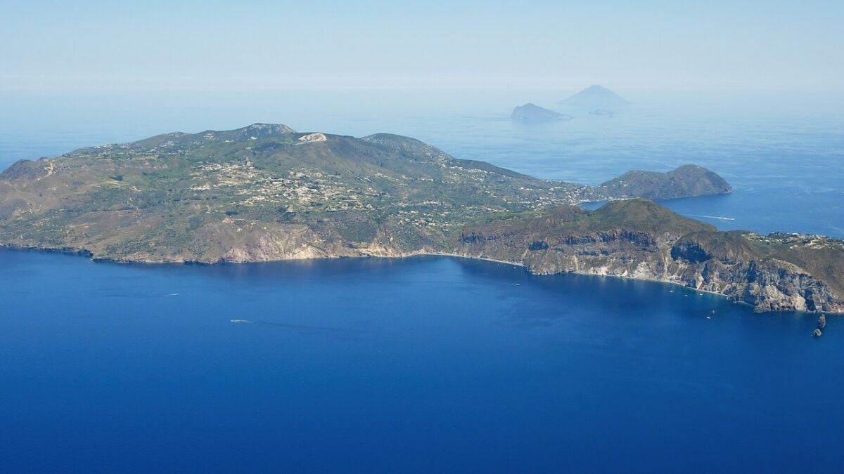 Ecco la bellissima Lipari, una perla del Mediterraneo da scoprire questa estate…