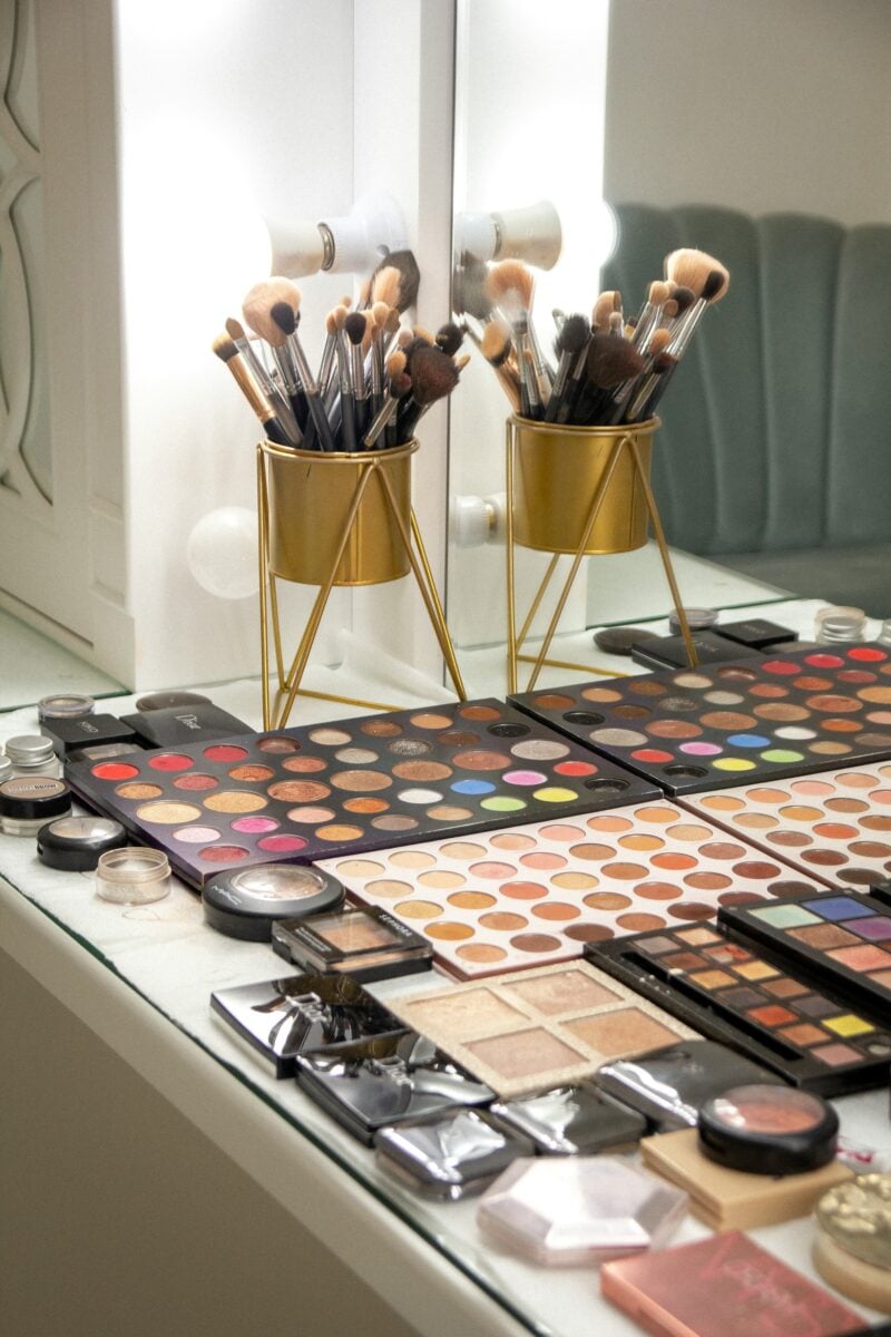 Organizzare i cosmetici in bagno: soluzioni eleganti e pratiche per tenere in ordine i tuoi prodotti