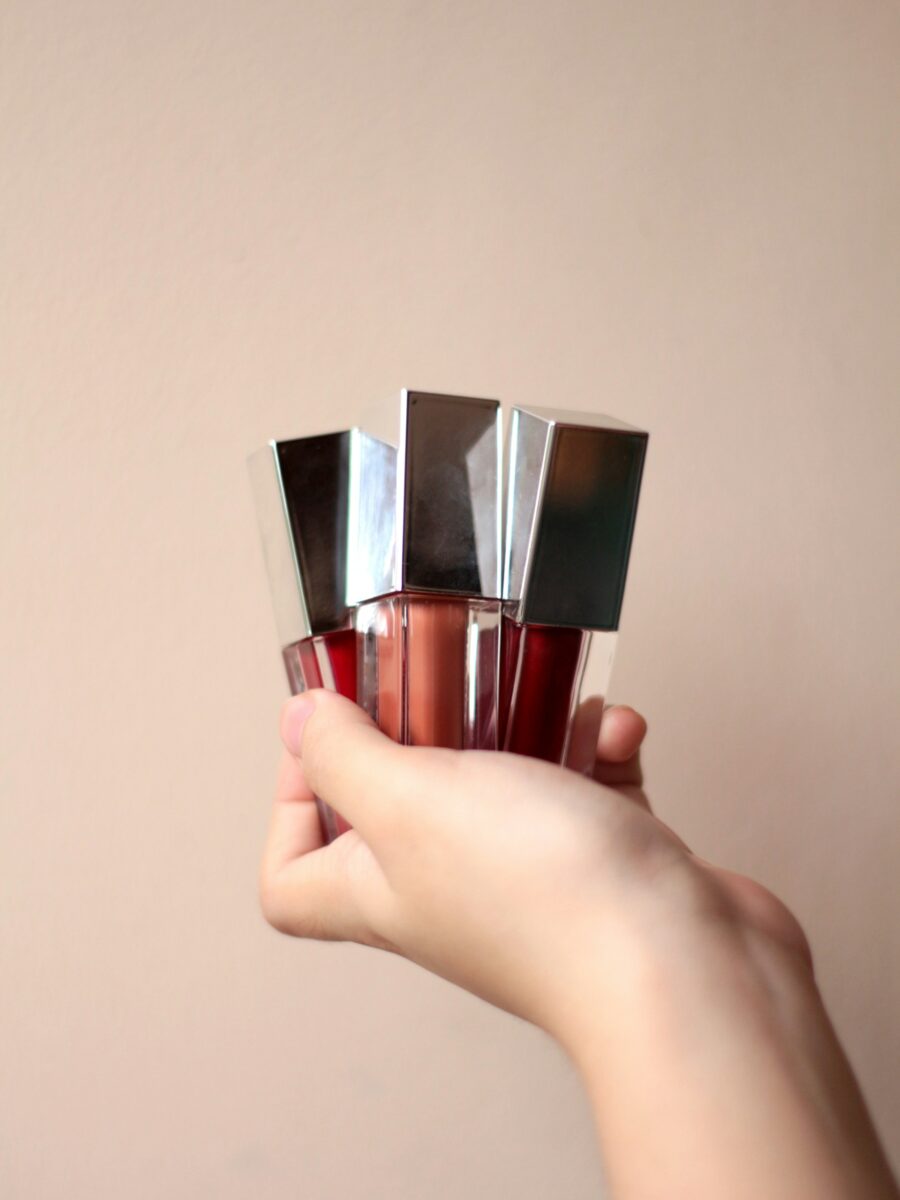 Organizzare i cosmetici in bagno: soluzioni eleganti e pratiche per tenere in ordine i tuoi prodotti