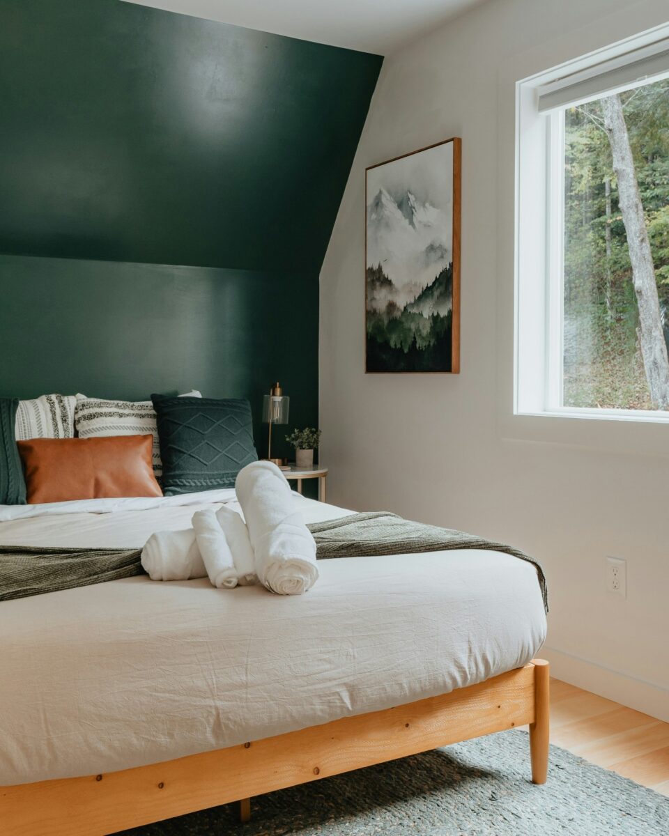 Dal salvia allo smeraldo: come valorizzare la camera da letto con il verde