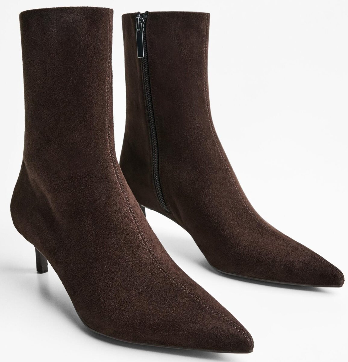 È tornata la stagione degli ankle boots con tacco: ecco i must glam del momento…