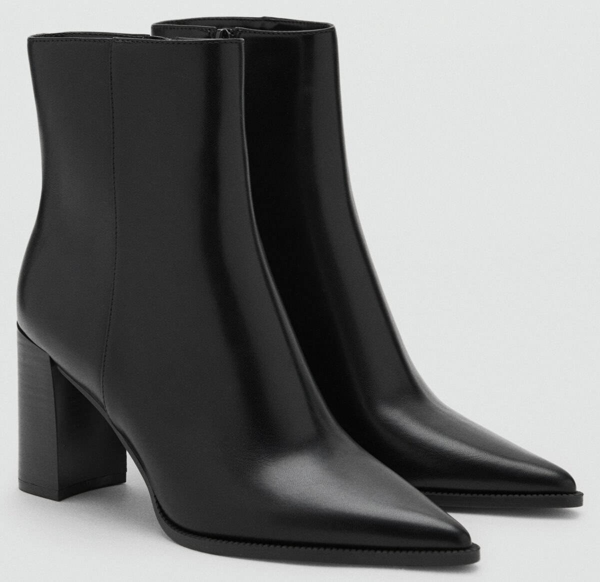 È tornata la stagione degli ankle boots con tacco: ecco i must glam del momento…