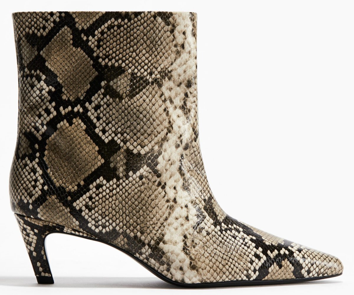 È tornata la stagione degli ankle boots con tacco: ecco i must glam del momento…