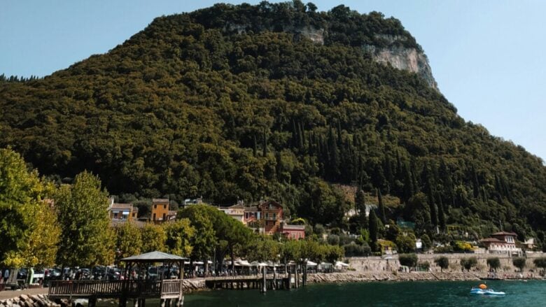 Un Borgo della Lombardia di rara bellezza, sospeso tra acqua e cielo