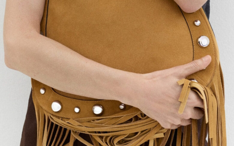 Trend Alert! Le borse in suede con frange sono il grande trend dell’Autunno 2025