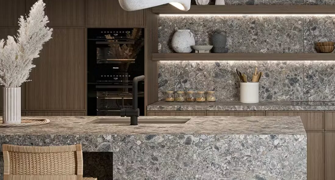 Cucine 2026: il ritorno del grigio scuro e dei materiali naturali per ambienti moderni ed eleganti