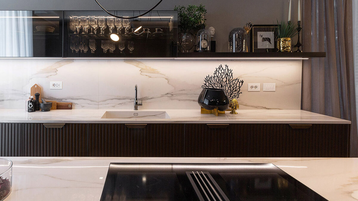 Cucine 2026: il ritorno del grigio scuro e dei materiali naturali per ambienti moderni ed eleganti