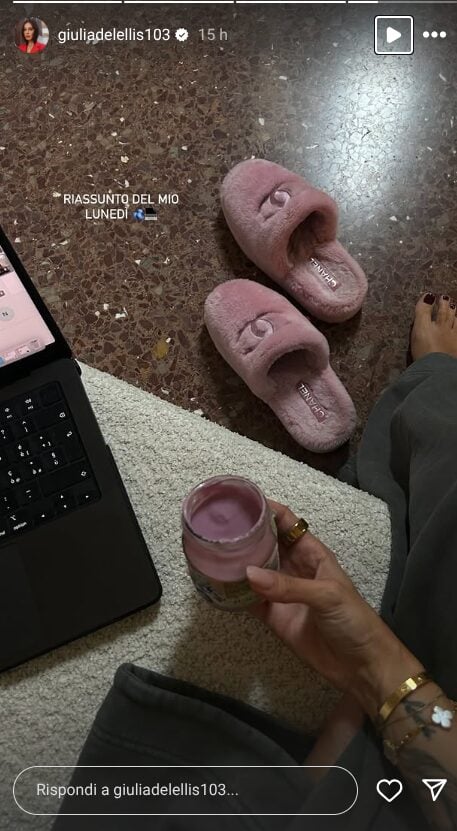 Giulia De Lellis, anche in casa non rinuncia allo stile più trendy e glamour con le ciabatte griffate Giulia De Lellis, anche in casa non rinuncia allo stile più trendy e glamour con le ciabatte griffate
