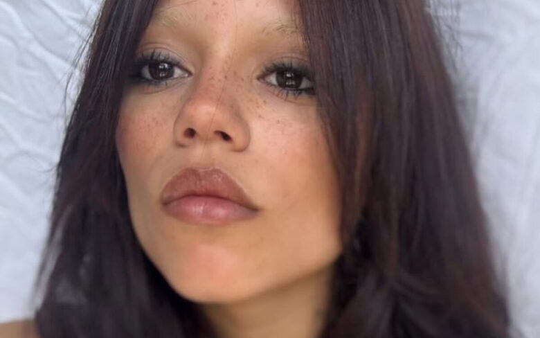 Jenna Ortega agli Emmy 2025: il red carpet infuocato con il Top gioiello vedo non vedo