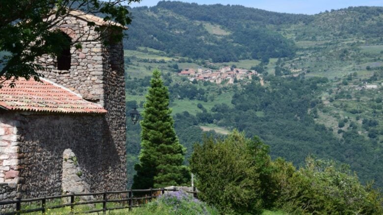A due passi da Roma, c’è un piccolo e affascinante Borgo sospeso tra le nuvole