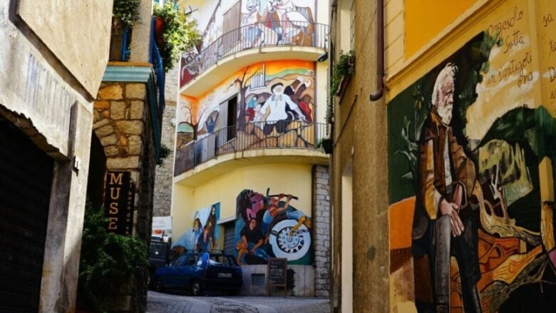 Un Borgo nel cuore della Barbagia che ti conquisterà con i suoi 400 murales