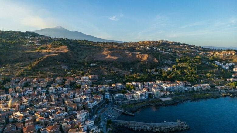 Cosa fare e vedere ad Aci Castello, perla della Sicilia
