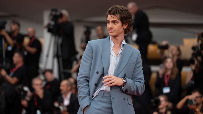 Venezia 2025, Andrew Garfield fa scintille sul red carpet con un total Look firmato Dior