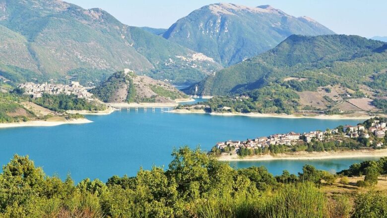 Questo splendido Borgo che si specchia nelle acque del Lago del Turano sembra essere uscito da un film