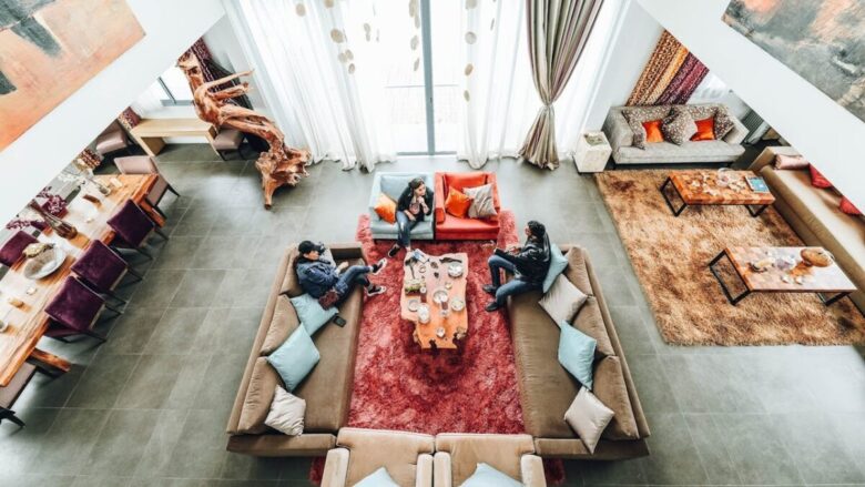 Il fascino della Conversation Pit, il salotto conviviale degli anni ’60, torna protagonista