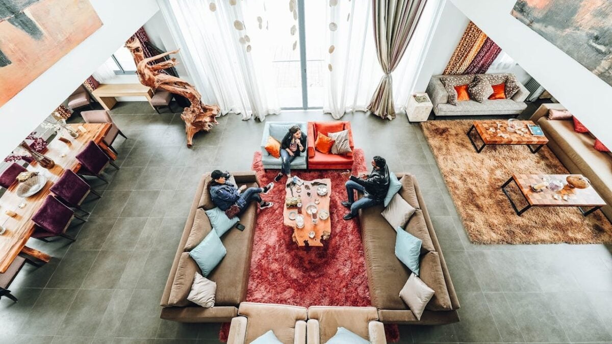 Il fascino della Conversation Pit, il salotto conviviale degli anni ’60, torna protagonista
