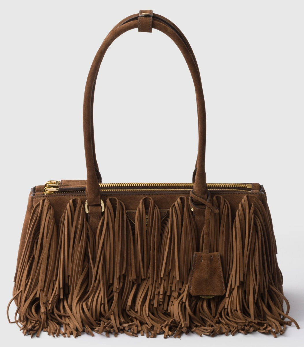 Trend Alert! Le borse in suede con frange sono il grande trend dell’Autunno 2025