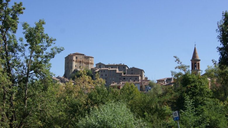 Il borgo delle fiabe è una bellezza tra le verdi colline del Montefeltro