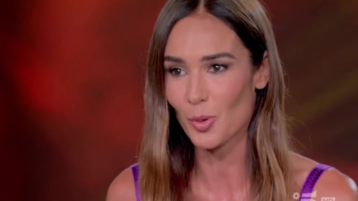 Silvia Toffanin torna con Verissimo con un purple Look firmato Dolce&Gabbana FOTO