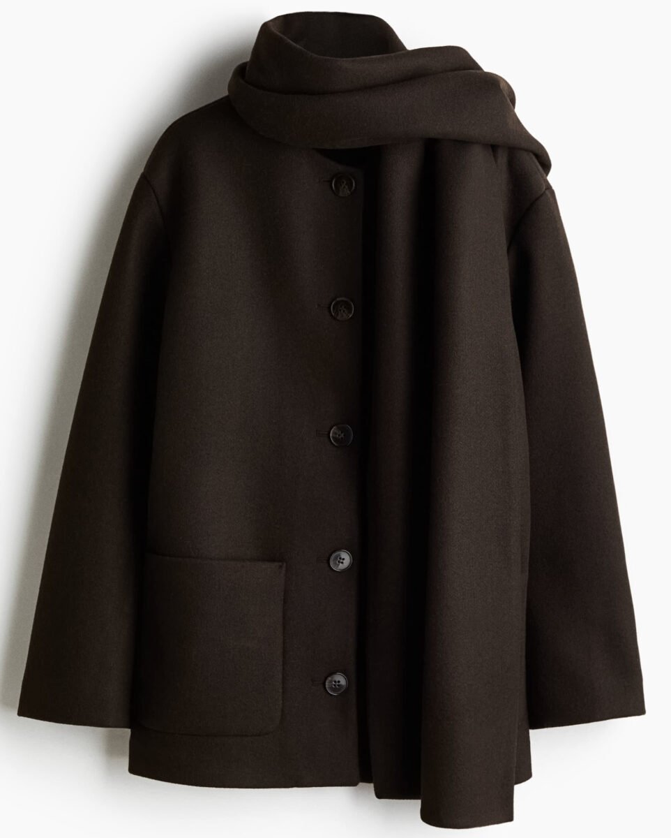 I capispalla con sciarpa sono il trend comfy chic (anche) dell’Autunno 2025 I capispalla con sciarpa sono il trend comfy chic (anche) dell’Autunno 2025