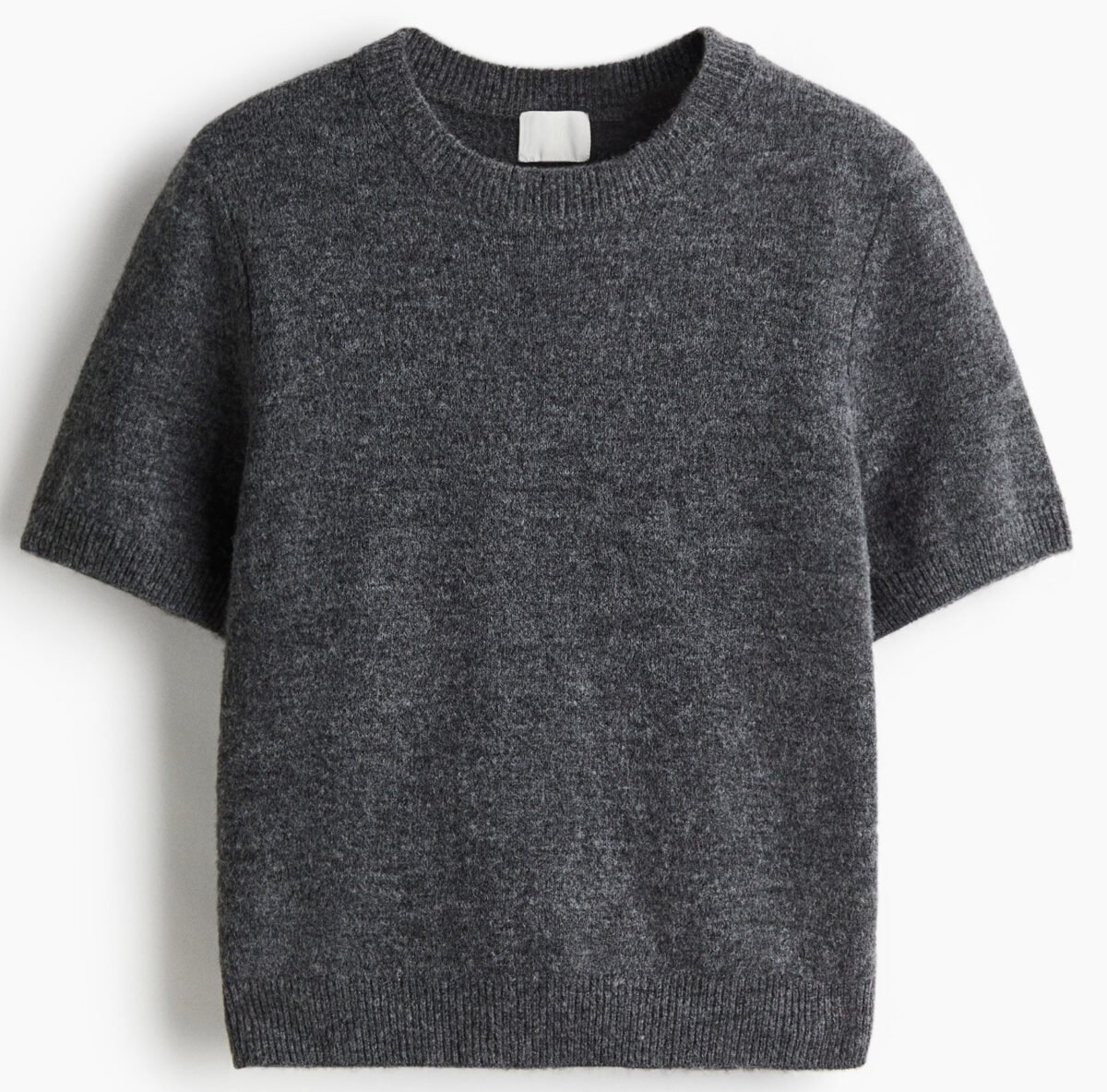 Sono i pullover a mezze maniche il capo chiave della mezza stagione